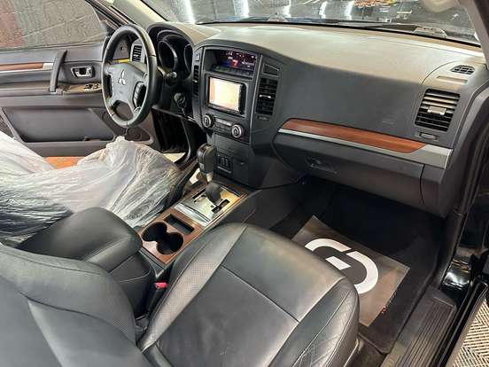 MITSUBISHI-PAJERO-2010