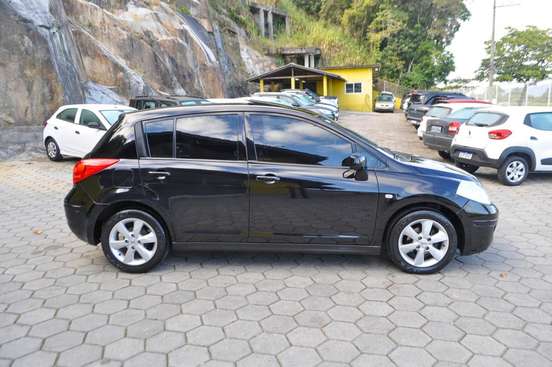NISSAN-TIIDA-2010