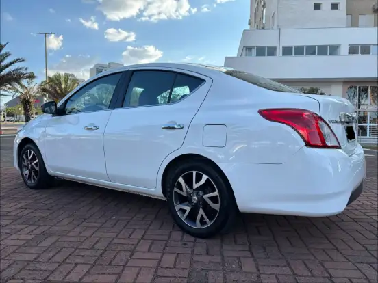 NISSAN-VERSA-2016