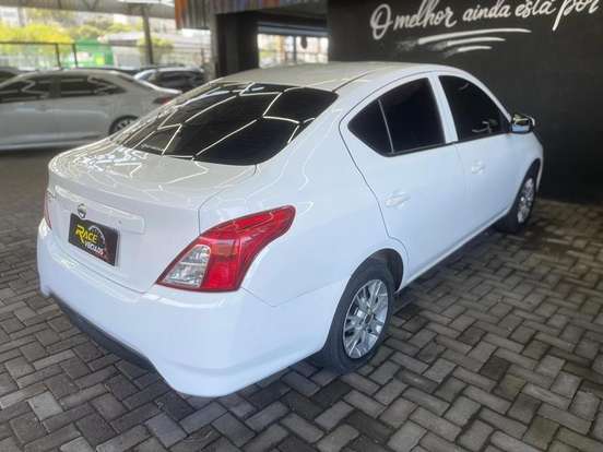NISSAN-VERSA-2018