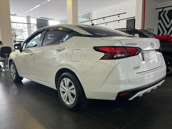 NISSAN-VERSA-2021