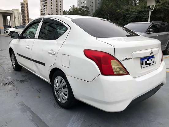 NISSAN-VERSA-2019