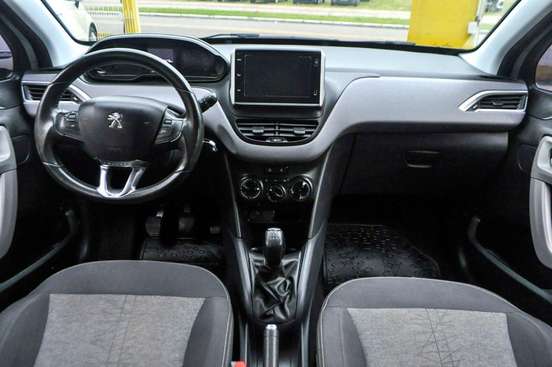 PEUGEOT-208-2017