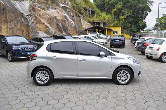 PEUGEOT-208-2017