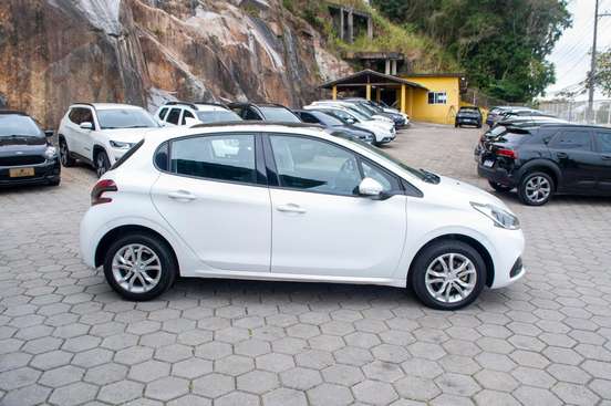 PEUGEOT-208-2016
