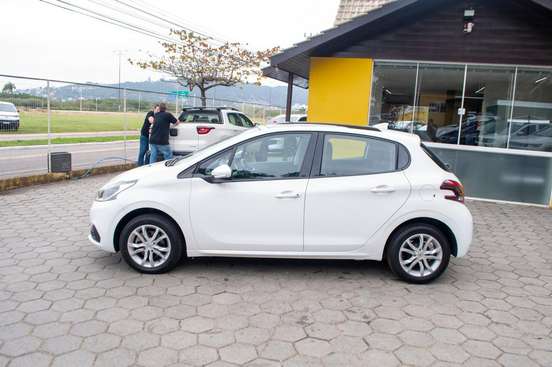 PEUGEOT-208-2016