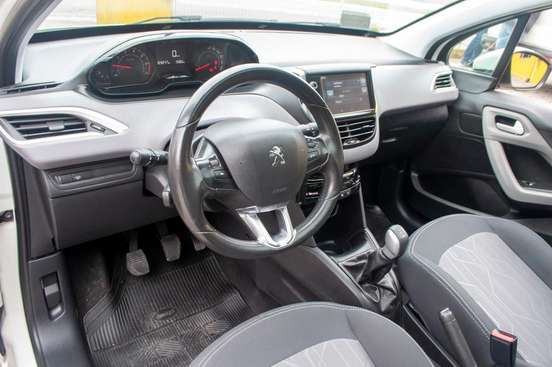 PEUGEOT-208-2016