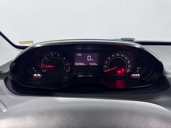 PEUGEOT-208-2015