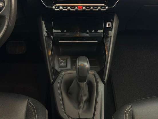 PEUGEOT-208-2021