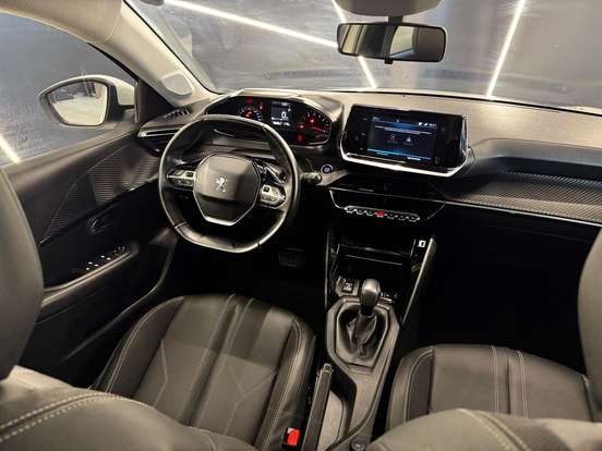 PEUGEOT-208-2021