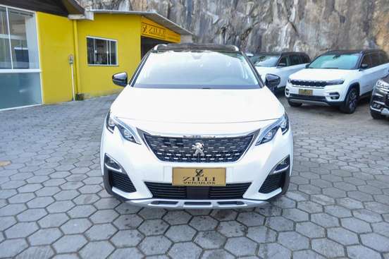 PEUGEOT-5008-2018