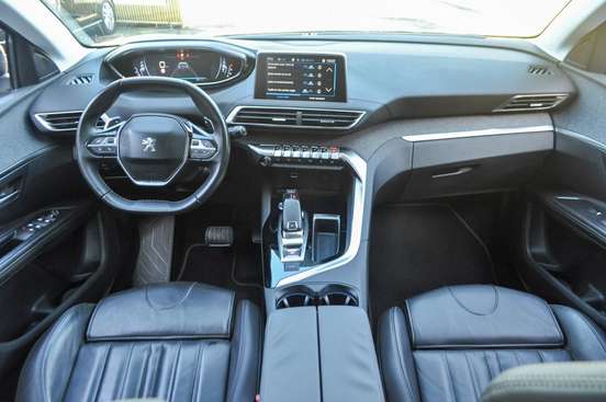 PEUGEOT-5008-2018