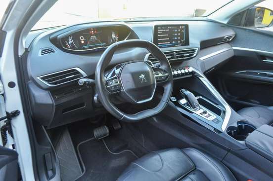 PEUGEOT-5008-2018