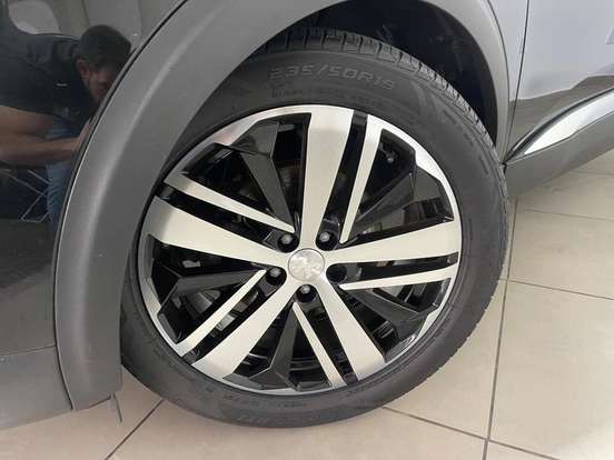 PEUGEOT-5008-2018