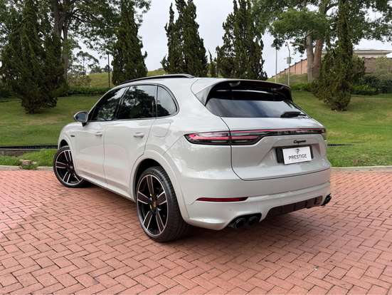 PORSCHE-CAYENNE-2022