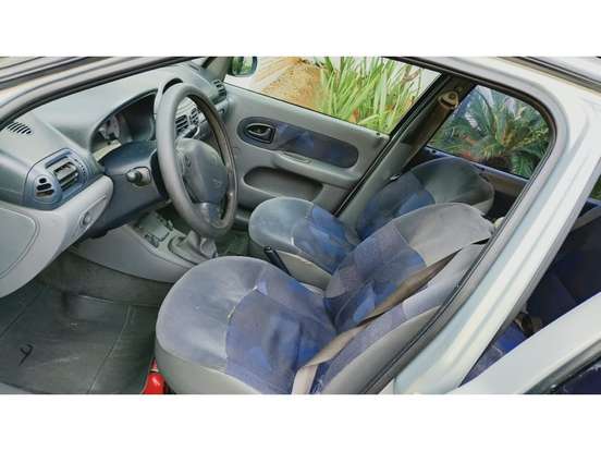 RENAULT-CLIO-2001