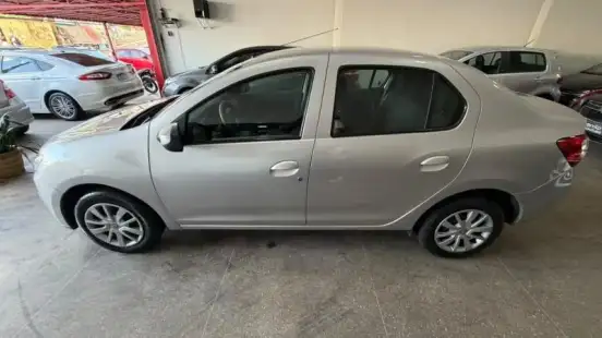 RENAULT-LOGAN-2021