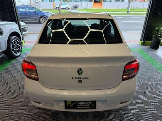RENAULT-LOGAN-2022