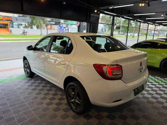 RENAULT-LOGAN-2022