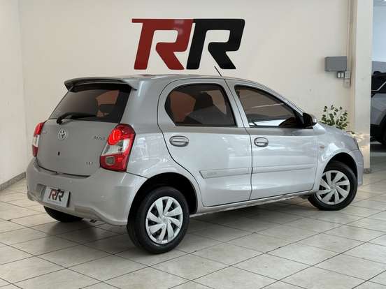 TOYOTA-ETIOS-2017