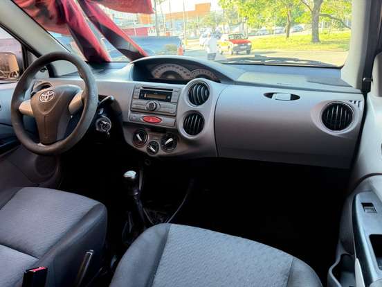 TOYOTA-ETIOS-1.5 XLS SEDAN 16V FLEX 4P MANUAL TOYOTA-ETIOS-2013
