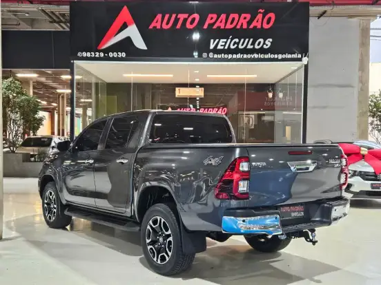 TOYOTA-HILUX-2.8 D-4D TURBO DIESEL CD SRV 4X4 AUTOMÁTICO TOYOTA-HILUX-2025