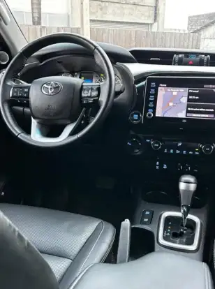 TOYOTA-HILUX-2021