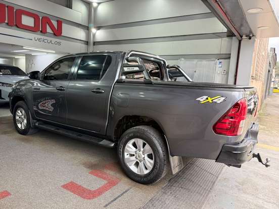 TOYOTA-HILUX-2.7 SRV 4X4 CD 16V FLEX 4P AUTOMÁTICO TOYOTA-HILUX-2017