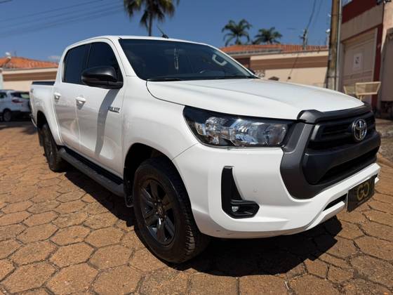 TOYOTA HILUX 2.8 D-4D TURBO DIESEL CD POWER PACK 4X4 AUTOMÁTICO