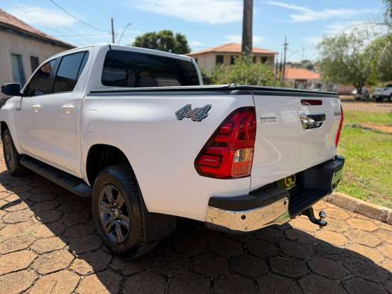 TOYOTA-HILUX-2025