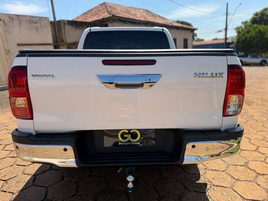 TOYOTA-HILUX-2.8 D-4D TURBO DIESEL CD POWER PACK 4X4 AUTOMÁTICO TOYOTA-HILUX-2025