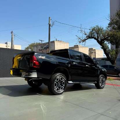 TOYOTA-HILUX-2023