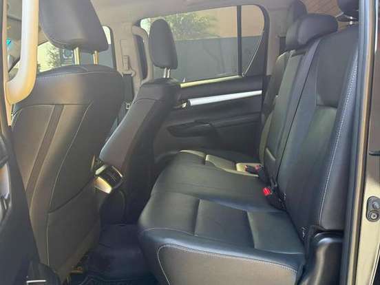 TOYOTA-HILUX-2.8 D-4D TURBO DIESEL CD SR 4X4 AUTOMÁTICO TOYOTA-HILUX-2023