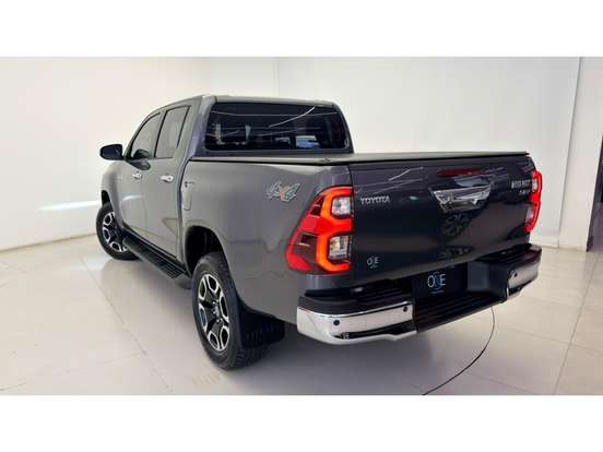 TOYOTA-HILUX-2.8 D-4D TURBO DIESEL CD SRV 4X4 AUTOMÁTICO TOYOTA-HILUX-2025