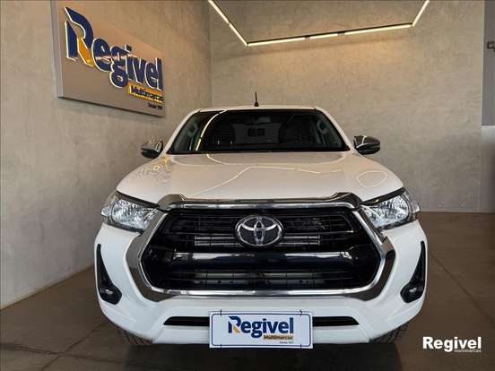 TOYOTA-HILUX-2023
