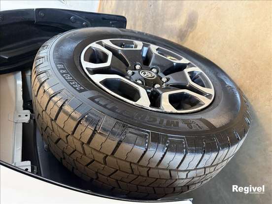 TOYOTA-HILUX-2023