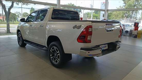 TOYOTA-HILUX-2023