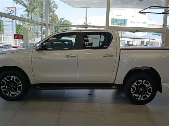TOYOTA-HILUX-2.8 D-4D TURBO DIESEL CD SRX 4X4 AUTOMÁTICO TOYOTA-HILUX-2023