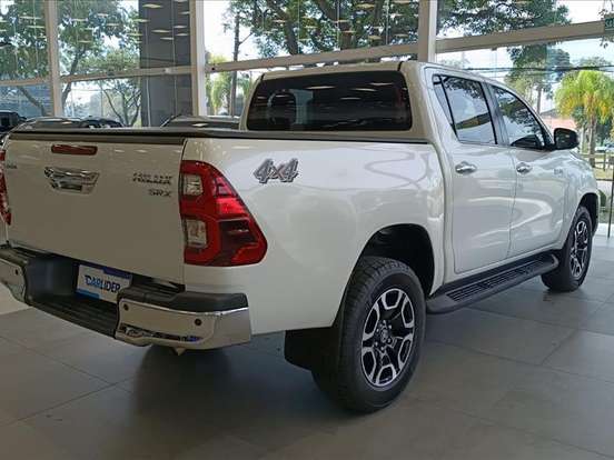 TOYOTA-HILUX-2.8 D-4D TURBO DIESEL CD SRX 4X4 AUTOMÁTICO TOYOTA-HILUX-2023