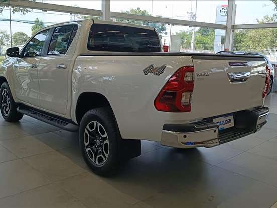 TOYOTA-HILUX-2.8 D-4D TURBO DIESEL CD SRX 4X4 AUTOMÁTICO TOYOTA-HILUX-2023