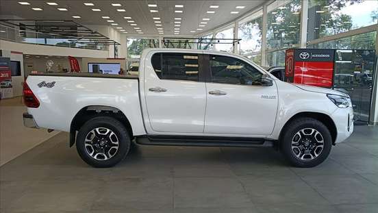 TOYOTA-HILUX-2023