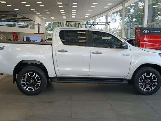 TOYOTA-HILUX-2.8 D-4D TURBO DIESEL CD SRX 4X4 AUTOMÁTICO TOYOTA-HILUX-2023
