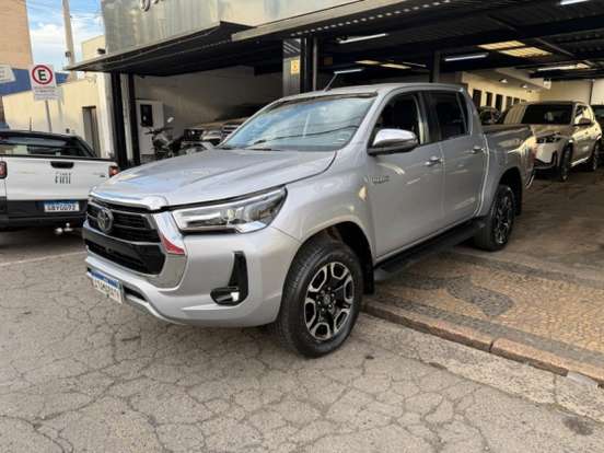 TOYOTA-HILUX-2.8 D-4D TURBO DIESEL CD SRX 4X4 AUTOMÁTICO TOYOTA-HILUX-2025