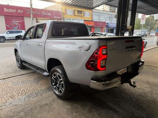 TOYOTA-HILUX-2.8 D-4D TURBO DIESEL CD SRX 4X4 AUTOMÁTICO TOYOTA-HILUX-2025