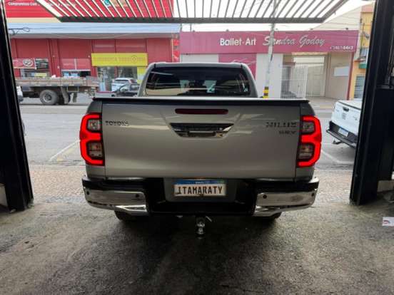 TOYOTA-HILUX-2.8 D-4D TURBO DIESEL CD SRX 4X4 AUTOMÁTICO TOYOTA-HILUX-2025
