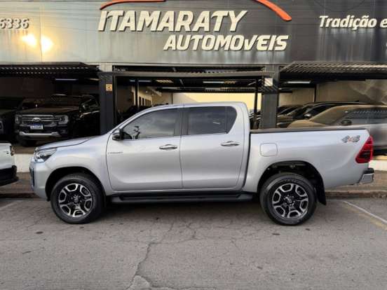 TOYOTA-HILUX-2.8 D-4D TURBO DIESEL CD SRX 4X4 AUTOMÁTICO TOYOTA-HILUX-2025