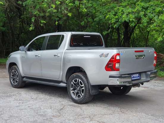 TOYOTA-HILUX-2021