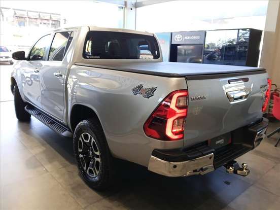 TOYOTA-HILUX-2.8 D-4D TURBO DIESEL CD SRX 4X4 AUTOMÁTICO TOYOTA-HILUX-2023