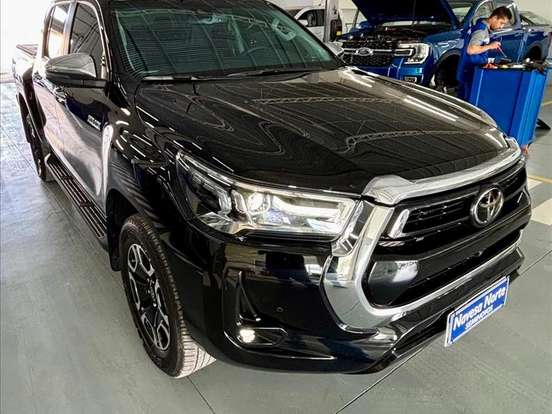 TOYOTA-HILUX-2.8 D-4D TURBO DIESEL CD SRX 4X4 AUTOMÁTICO TOYOTA-HILUX-2025