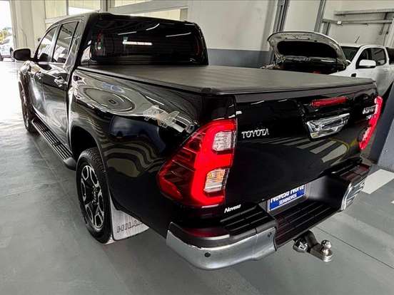 TOYOTA-HILUX-2.8 D-4D TURBO DIESEL CD SRX 4X4 AUTOMÁTICO TOYOTA-HILUX-2025
